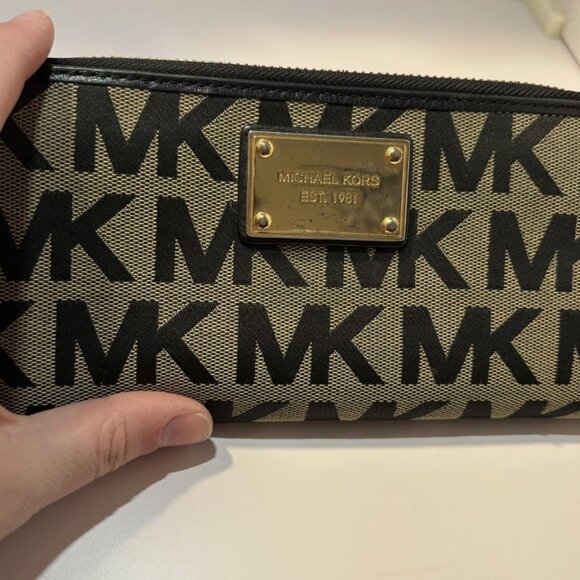 Michael Kors Jet Set Travel Zip Around Wallet - Picture 2 of 12